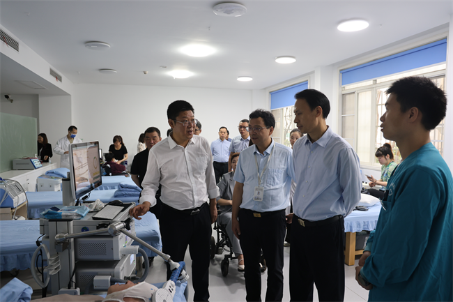 圖為尹華凱查看康復(fù)診療服務(wù)