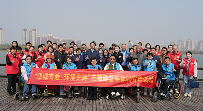 圖為殘疾人督導(dǎo)隊對公園無障礙設(shè)施開展督導(dǎo)活動