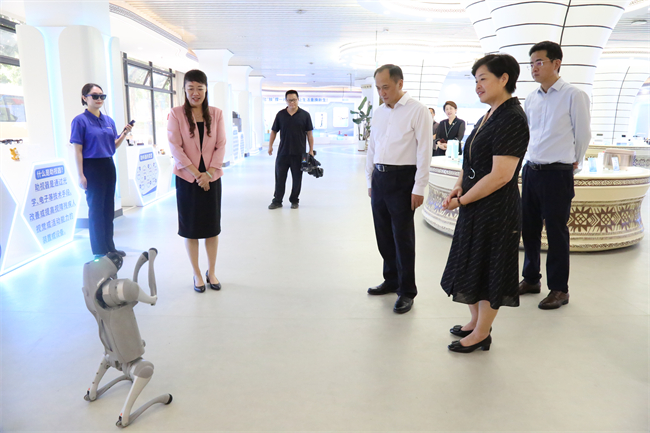 圖為許顯輝副主席調(diào)研科技助殘工作