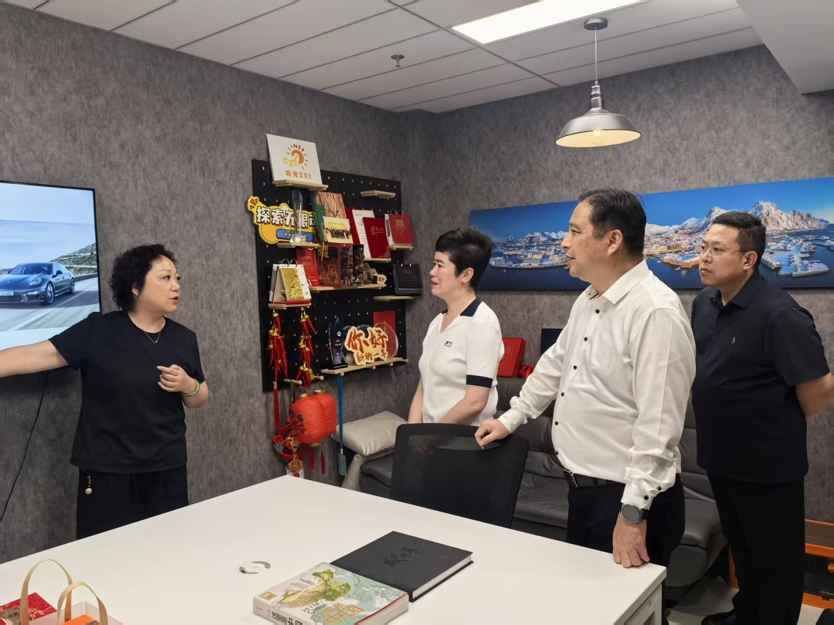 圖為參訪上海市殘疾人就業(yè)服務(wù)中心