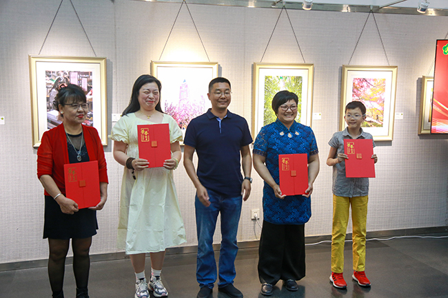 圖為頒發(fā)入展作品榮譽證書