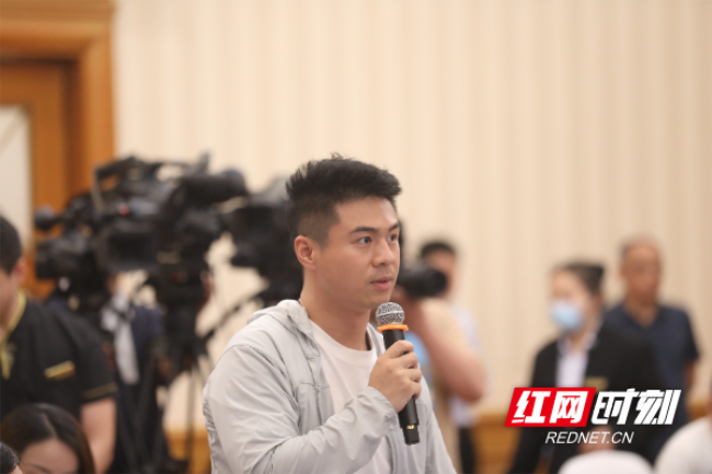 圖為湖南經視記者提問