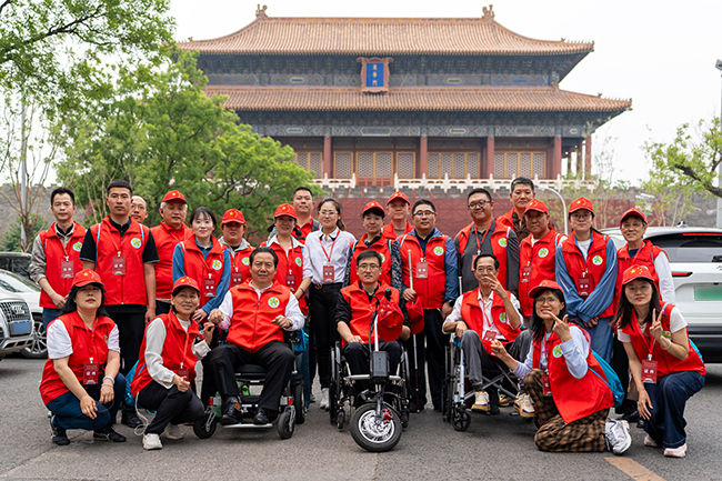 圖為京津冀殘疾人故宮行天津市殘聯(lián)代表合影