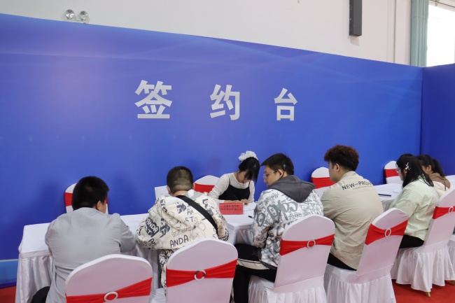 圖為招聘會(huì)現(xiàn)場(chǎng)