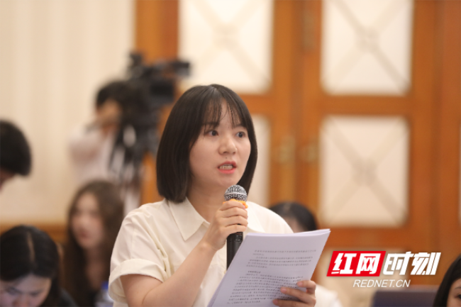 圖為湖南日報記者提問