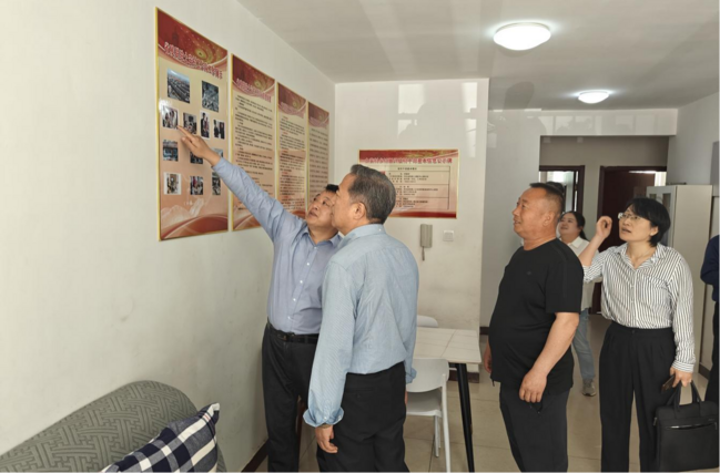 圖為實地查看工作隊駐地