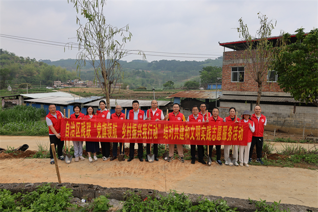 圖為自治區(qū)殘聯(lián)黨員開展植樹志愿服務(wù)活動
