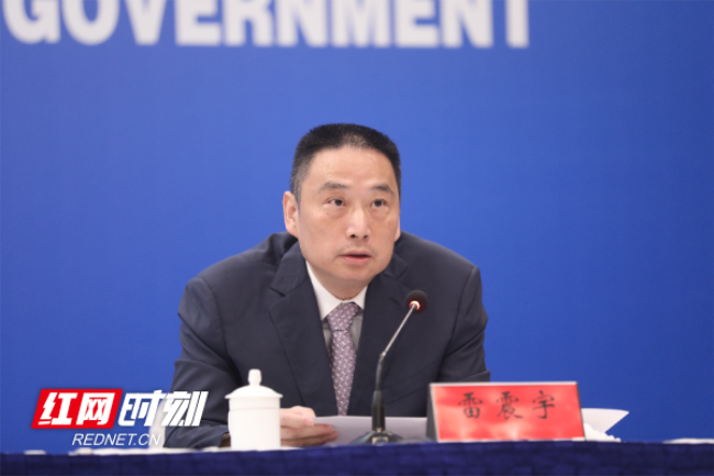 圖為省司法廳副廳長雷震宇答記者問
