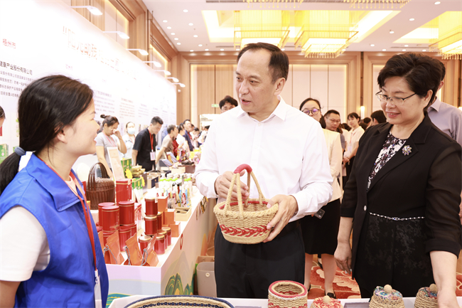 圖為許顯輝副主席與助殘就業(yè)企業(yè)負責人親切交流