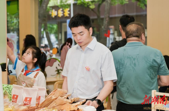 圖為參觀嘉賓在咖啡烘焙區(qū)挑選