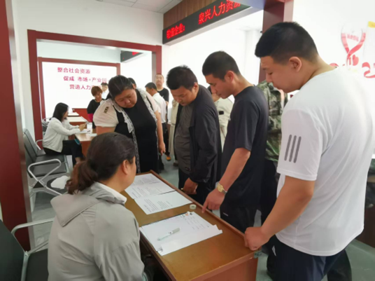圖為殘疾人了解招聘崗位等信息