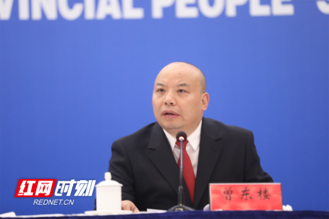 圖為省高級人民法院副院長曾東樓答記者問