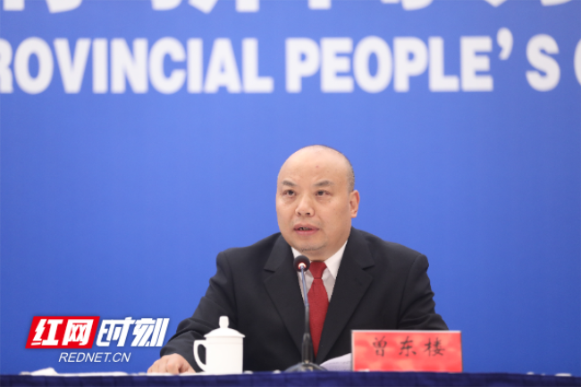 圖為省高級人民法院副院長曾東樓答記者問