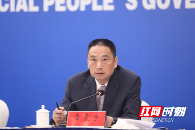 圖為省司法廳副廳長雷震宇答記者問