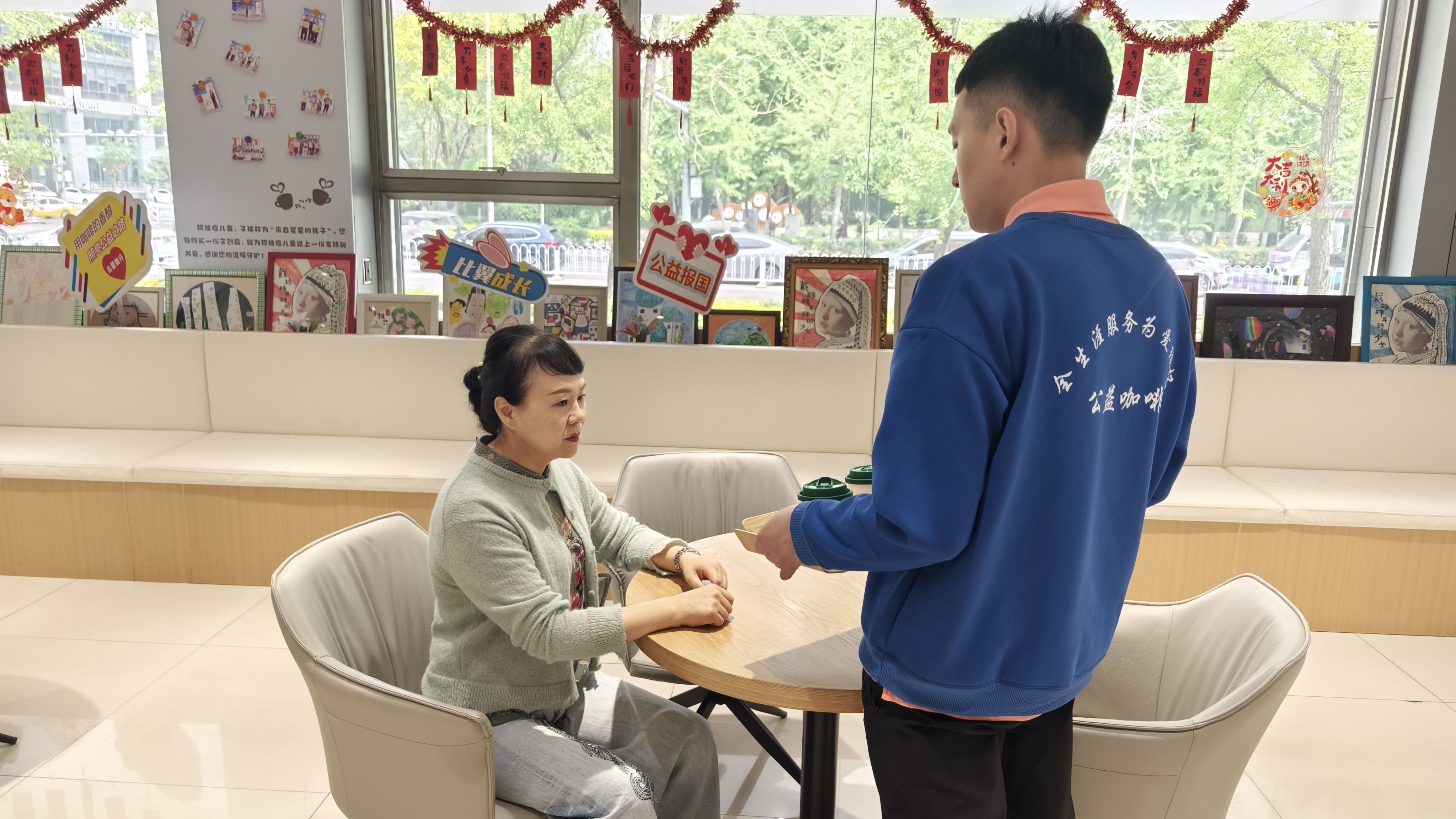 圖為制作銷售咖啡現(xiàn)場