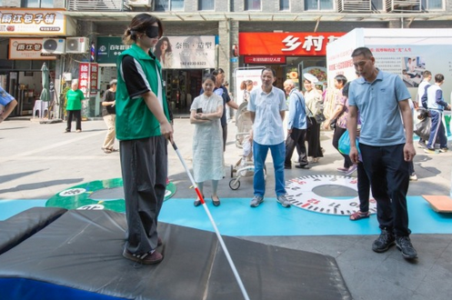圖為市民戴眼罩沉浸式體驗盲人行走