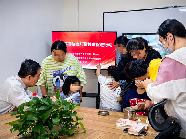 圖為義診活動現(xiàn)場