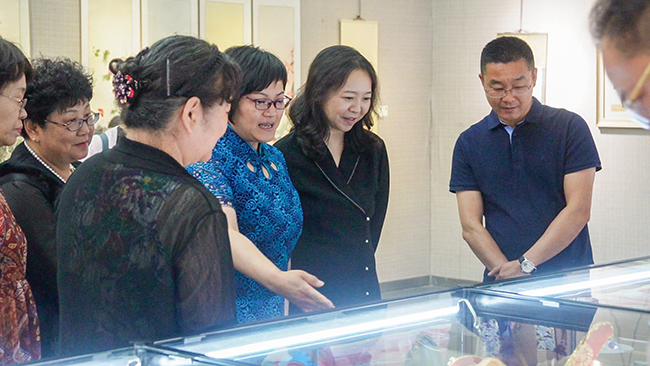 圖為殘疾人非遺傳承人講解作品