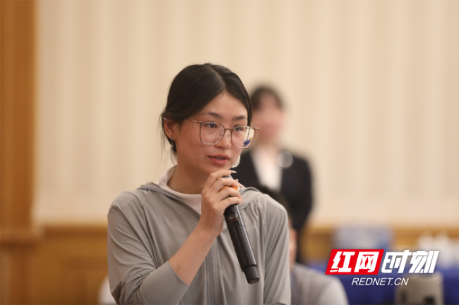 圖為華聲在線記者提問
