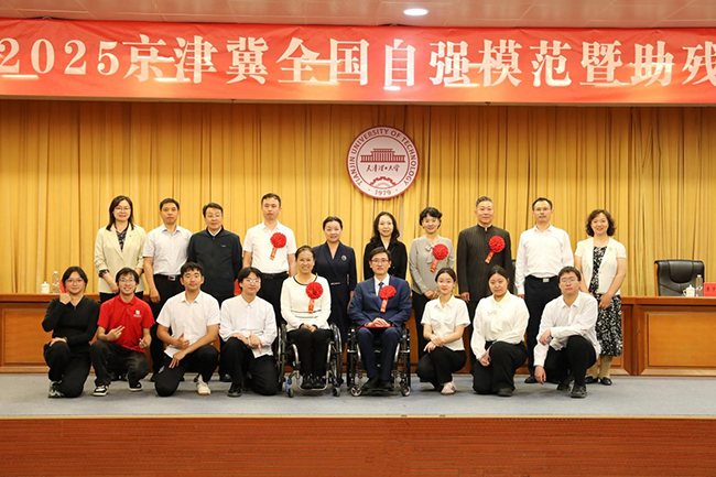 圖為與會領(lǐng)導與宣講報告人員合影