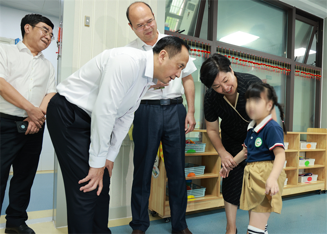 圖為許顯輝副主席調(diào)研殘疾兒童康復工作