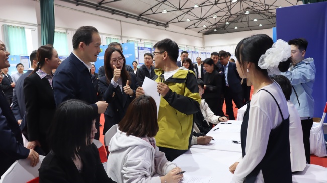 圖為招聘會(huì)現(xiàn)場(chǎng)提供手語(yǔ)翻譯等無(wú)障礙服務(wù)