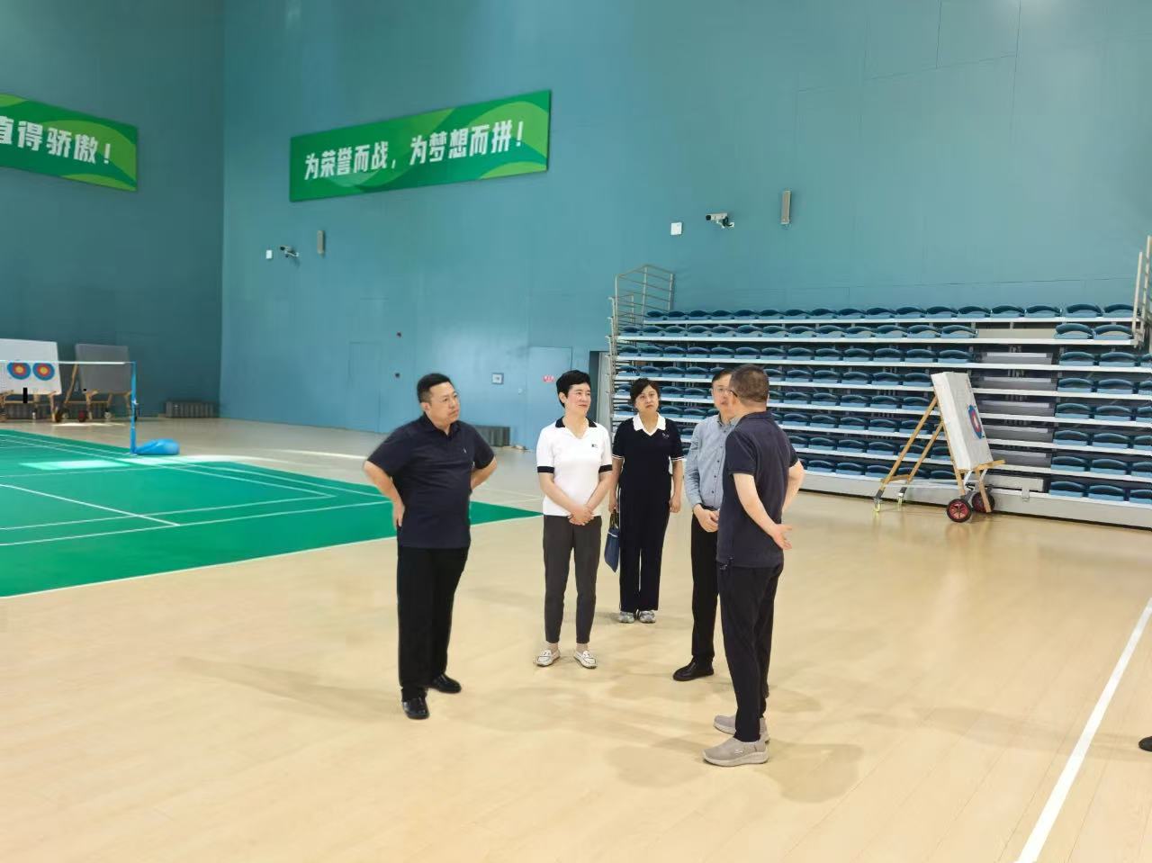 圖為考察上海市殘疾人體育訓(xùn)練基地