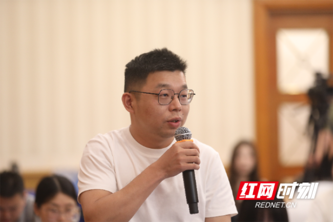 圖為瀟湘晨報記者提問