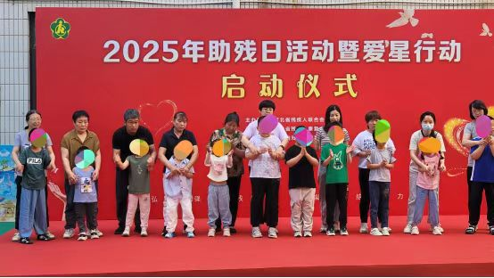 圖為康復(fù)中心在訓(xùn)兒童表演節(jié)目